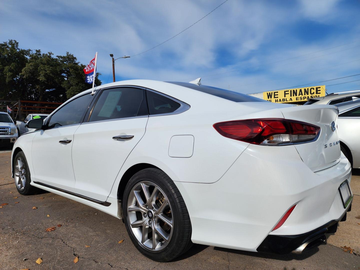 2018 DIAMOND WHITE Hyundai Sonata Sport (5NPE34AB5JH) with an 2.0L engine, AUTO transmission, located at 2660 S.Garland Avenue, Garland, TX, 75041, (469) 298-3118, 32.885551, -96.655602 - Welcome to DallasAutos4Less, one of the Premier BUY HERE PAY HERE Dealers in the North Dallas Area. We specialize in financing to people with NO CREDIT or BAD CREDIT. We need proof of income, proof of residence, and a ID. Come buy your new car from us today!! This is a Very clean 2018 HYUNDAI SON - Photo#5